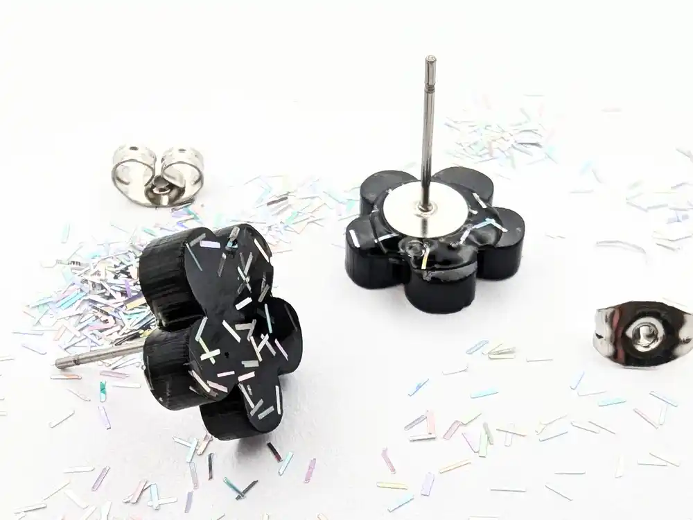 boucles-doreilles-en-resine-clou-fleur-iris-noires-paillettes-strand-argent-envers-resine-moi-un-chat-creation-de-bijoux-en-resine-et-paillettes-lille