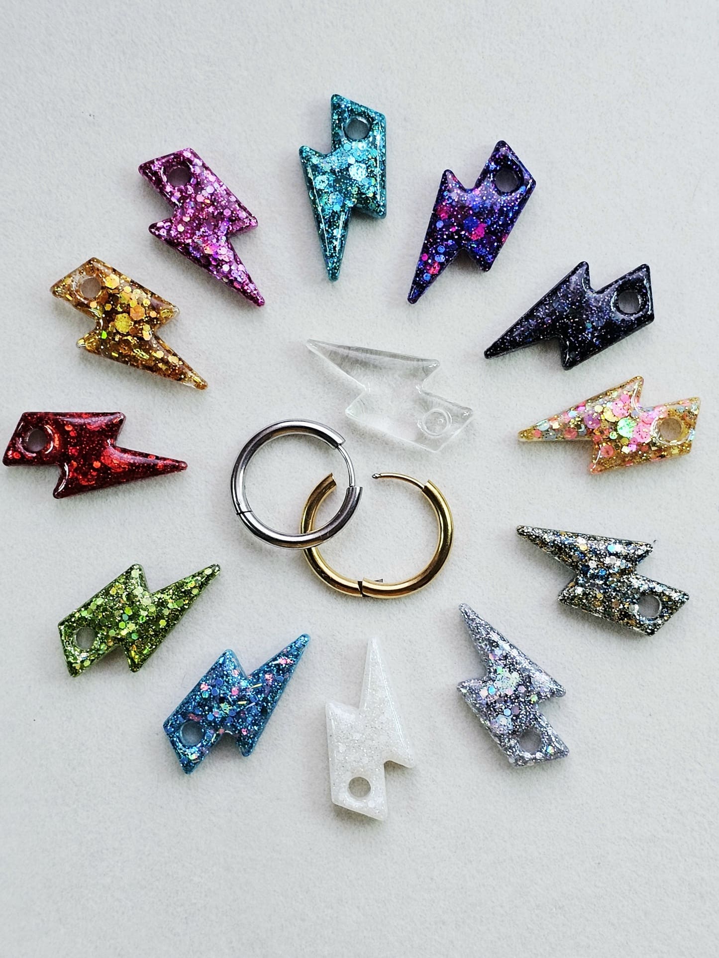 Boucles d’oreille créoles acier inoxydable hypoallergénique. Pampille éclair en résine & paillettes – Création originale Résine-moi Un Chat