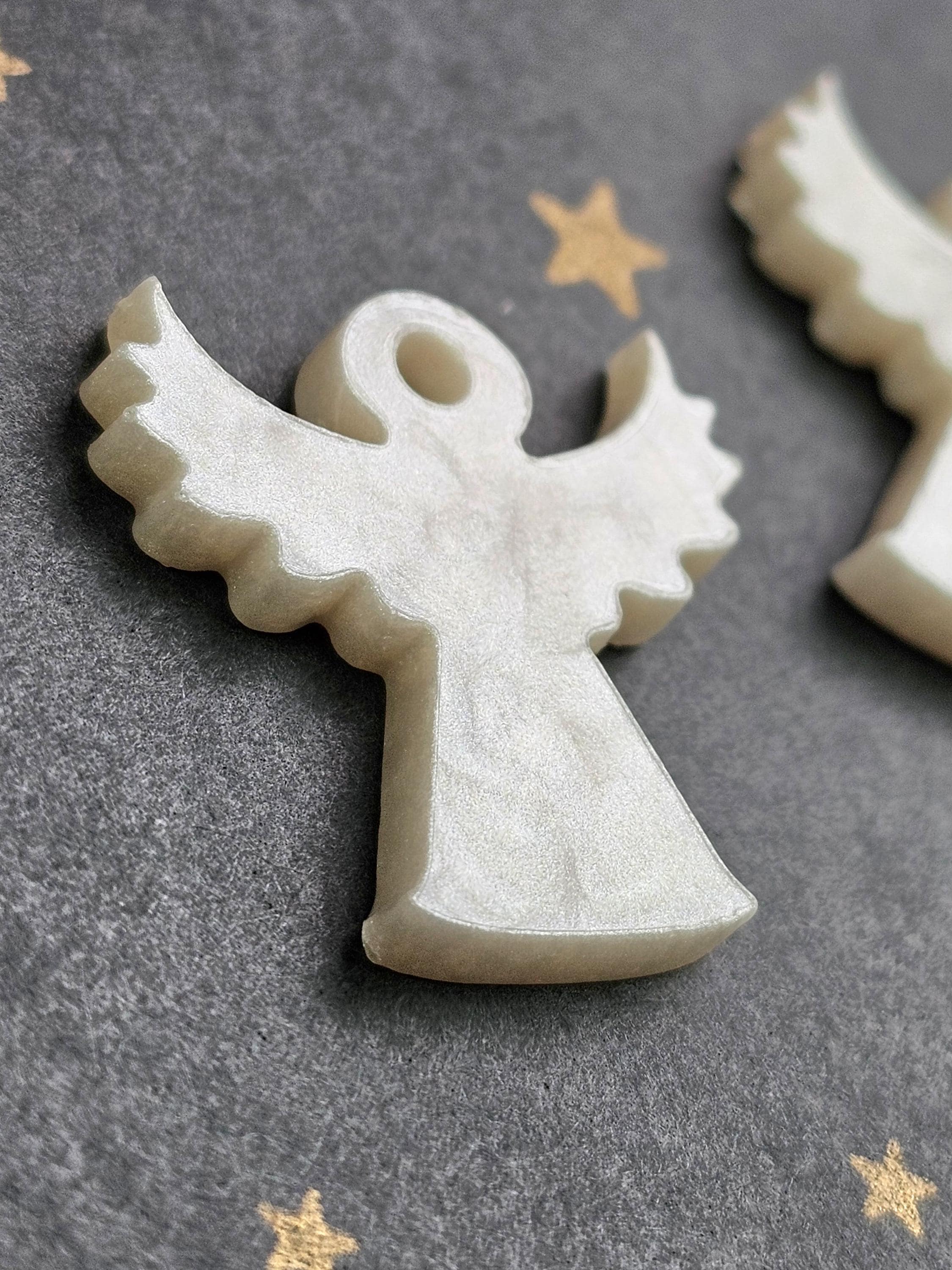 Boucles créoles en acier inoxydable hypoallergénique. Pampille ange gardien en résine & paillettes – Création artisanale Résine-moi Un Chat